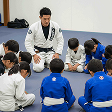 クラスを始める前に皆で正座して輪になって挨拶をする様子